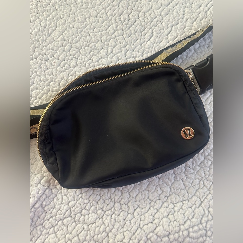 Lululemon used belt bag size “1L”